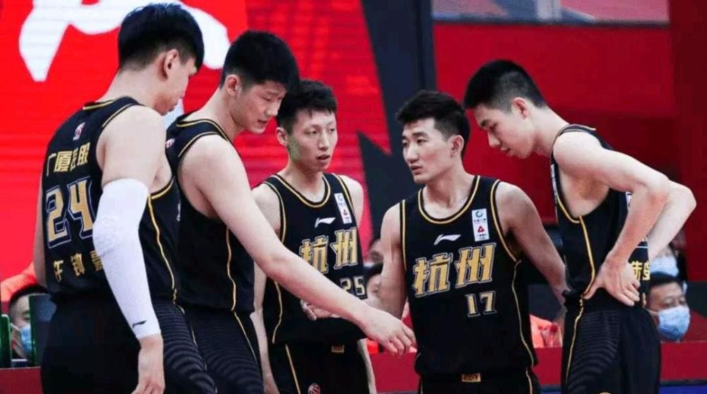 这款海报以粉、蓝为主色调，活泼的气息扑面而来